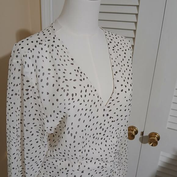 Fashion Collection XL NWOT Shorts Romper lined long-sleeved v-neck white w/black - Picture 9 of 16